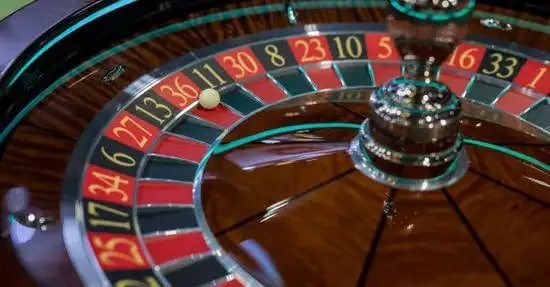 Meja Blackjack live dealer tiger388 dengan studio multi-kamera profesional